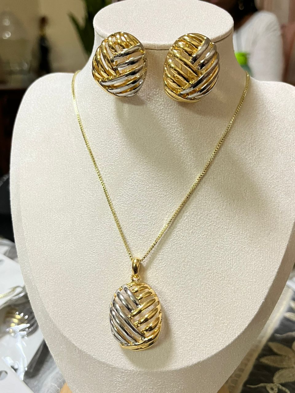 chaine et boucles d'oreilles