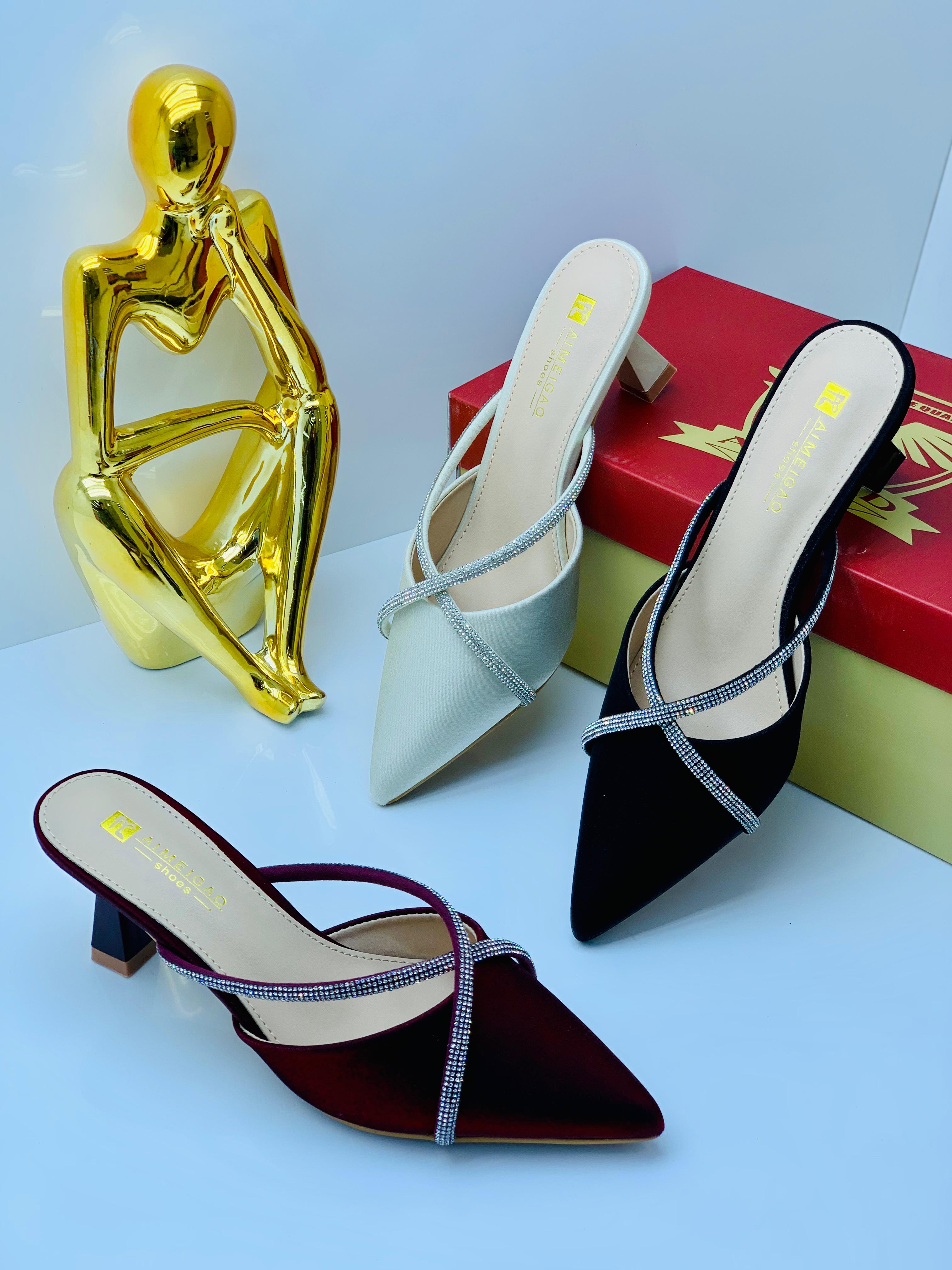 Les talons aiguilles pointus à strass