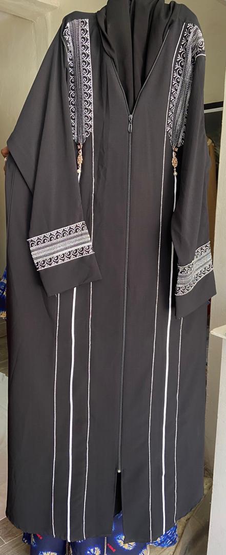 Abaya avec col