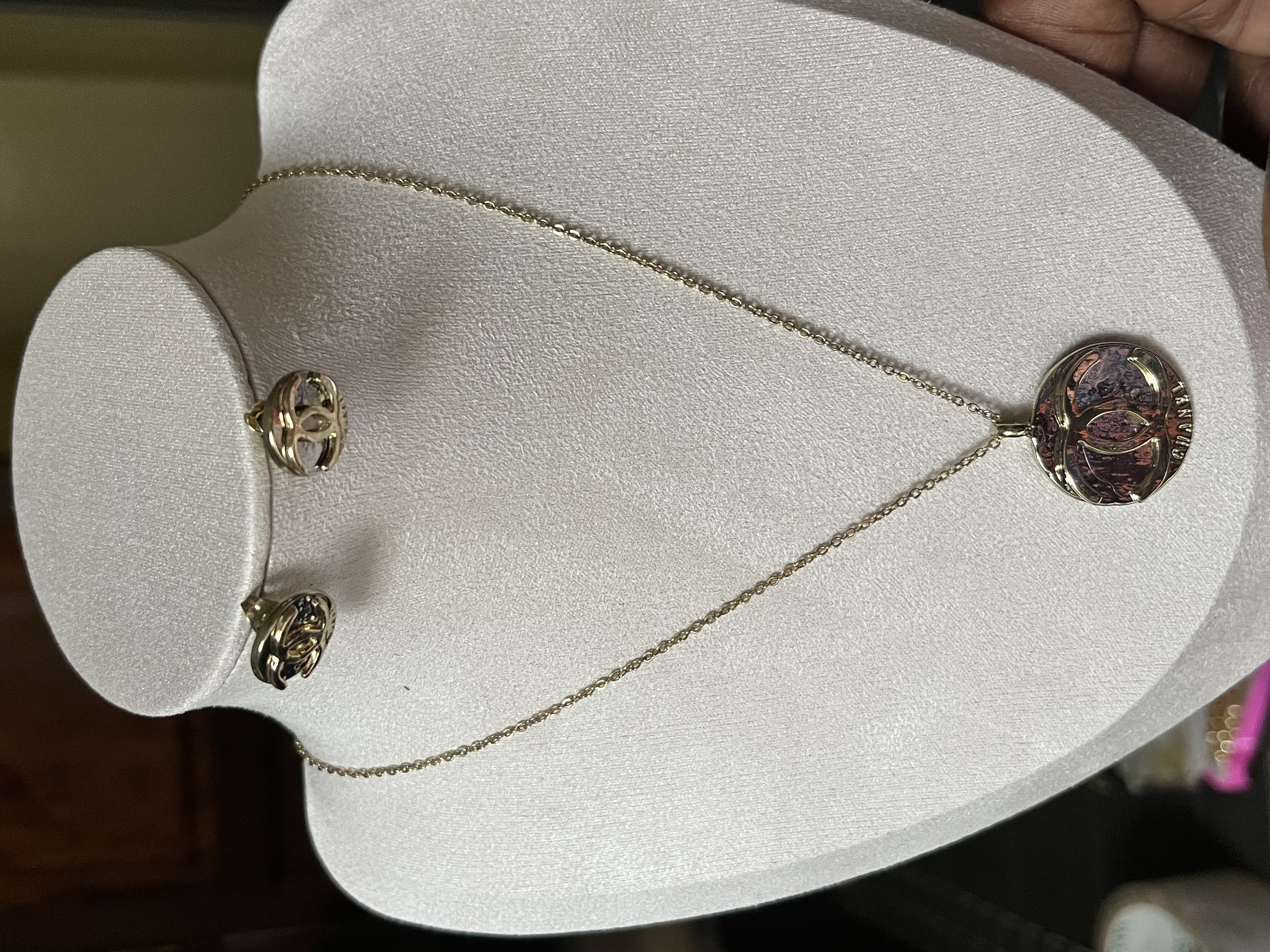 Chaîne et boucles d’oreilles 