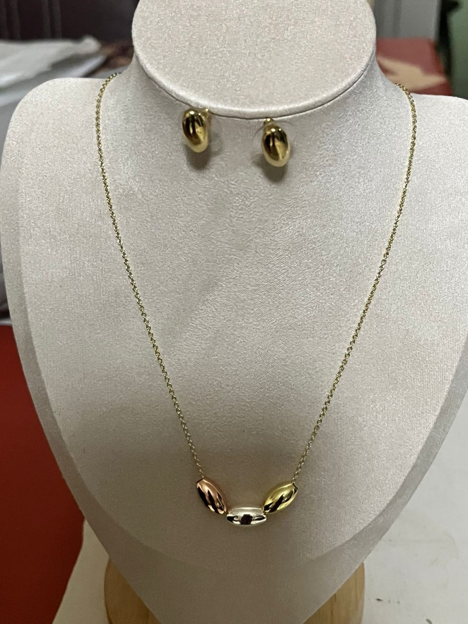 chaine et boucles d'oreilles