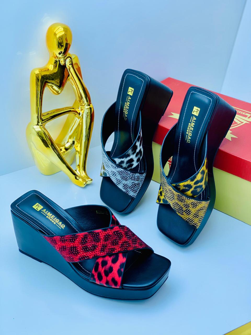 Les Mules Compensées Léopard & Strass – Hauteur & Confort