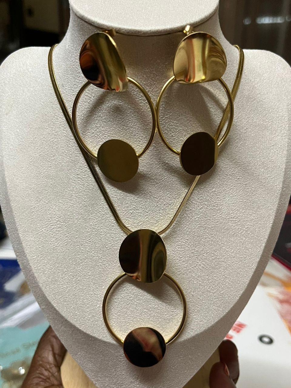 chaine médaillée et boucles d'oreilles