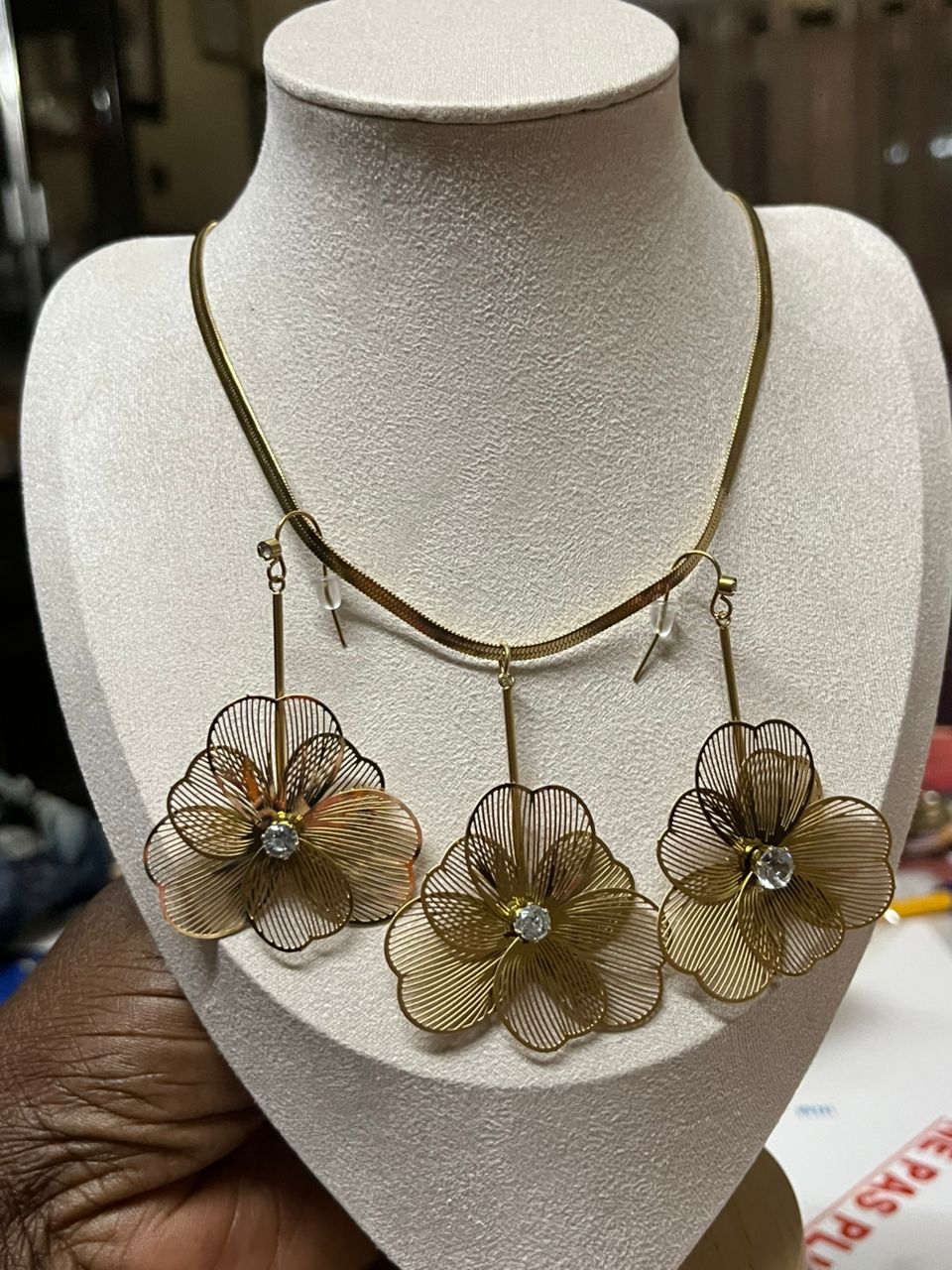 chaine médaillée et boucles d'oreilles