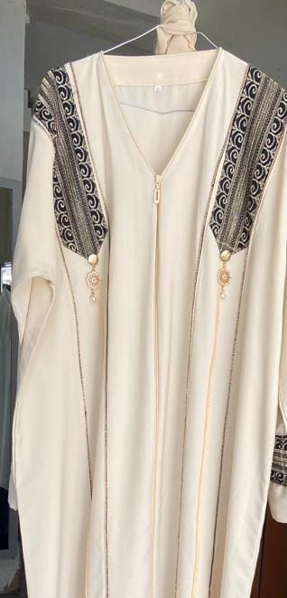 Abaya beige avec col